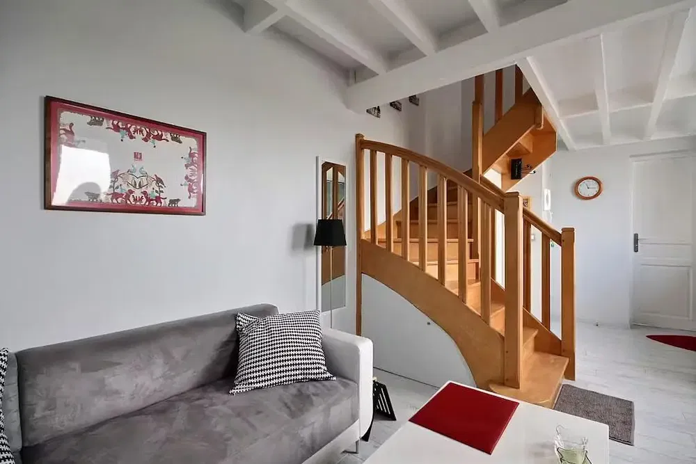 Kuchyně; kuchyňské spotřebiče, dřevěná podlaha, přirozené světlo, moderní styl