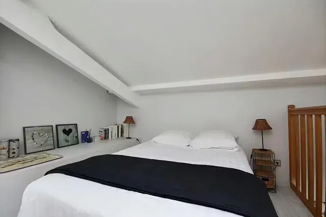 Cocina; electrodomésticos, suelo de madera, luz natural, estilo moderno