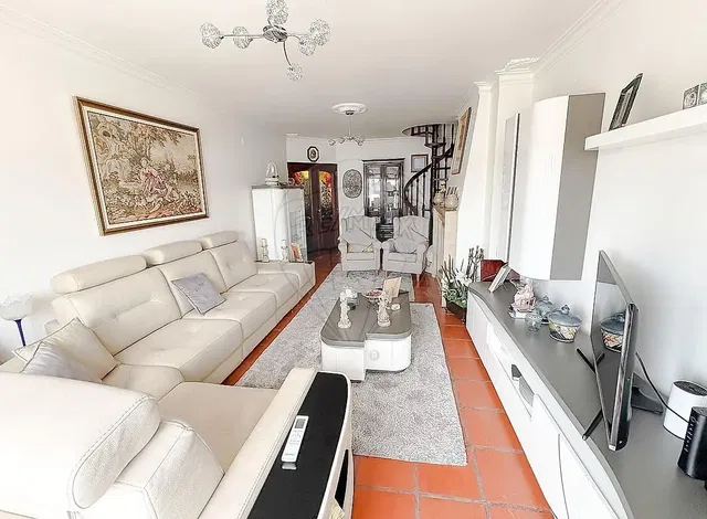 Κουζίνα; συσκευές κουζίνας, ξύλινο πάτωμα, φυσικό φως, μοντέρνο στυλ