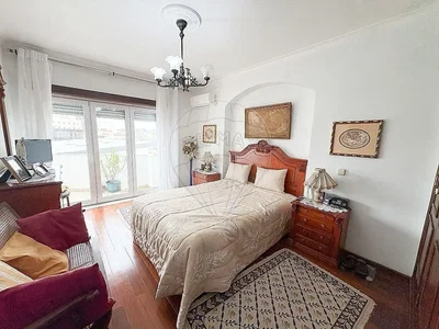 Cuisine; électroménager, parquet, lumière naturelle, style moderne