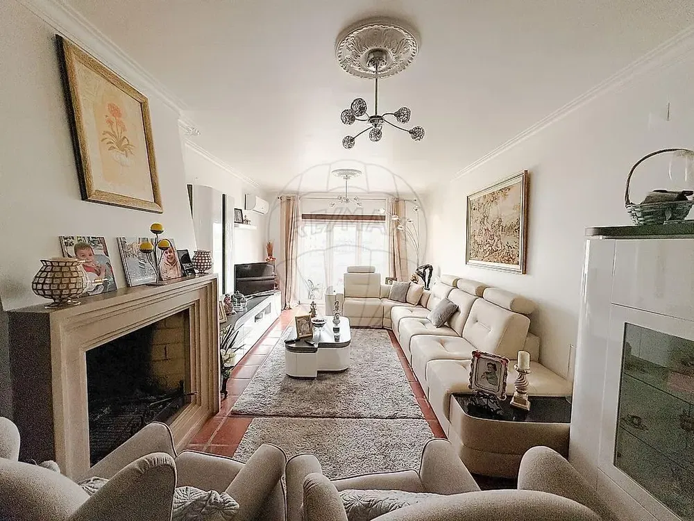 Cucina; elettrodomestici, pavimento in legno, luce naturale, stile moderno