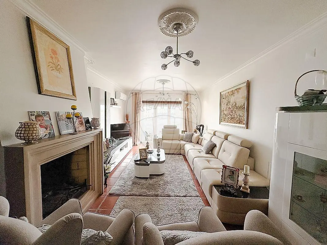 Cucina; elettrodomestici, pavimento in legno, luce naturale, stile moderno