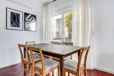 Кухиња; кухињски апарати, дрвени под, природно светло, модерни стил