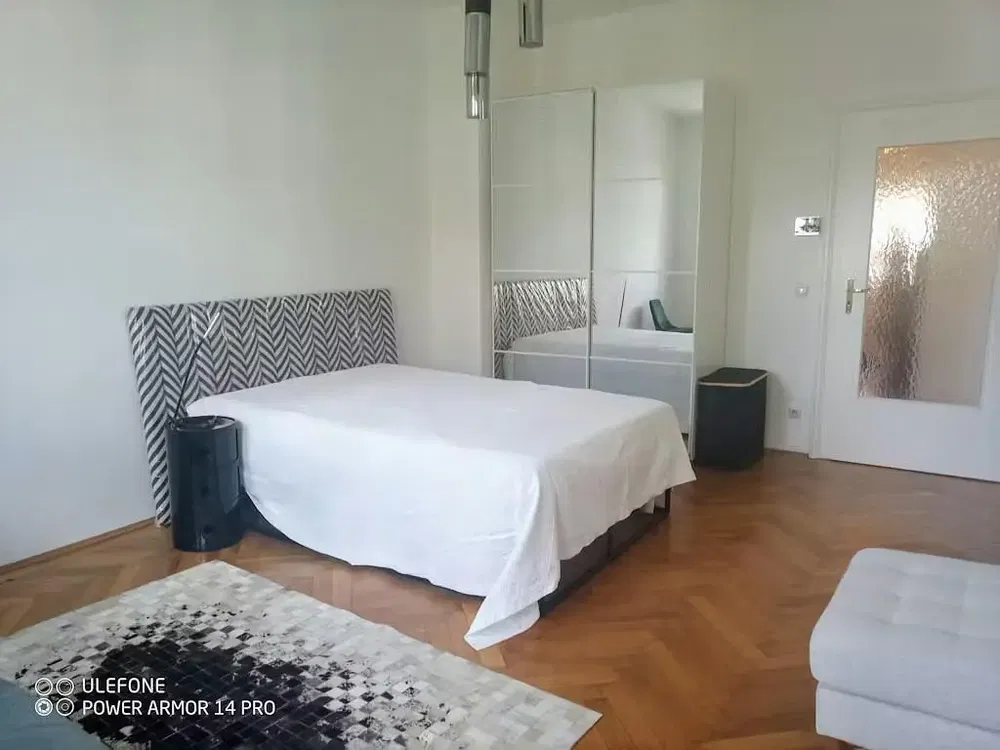 Küche; küchengeräte, holzboden, tageslicht, moderner stil