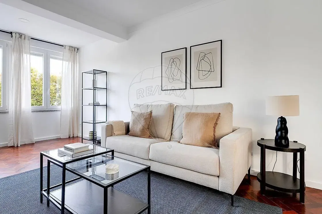 Кухиња; кухињски апарати, дрвени под, природно светло, модерни стил