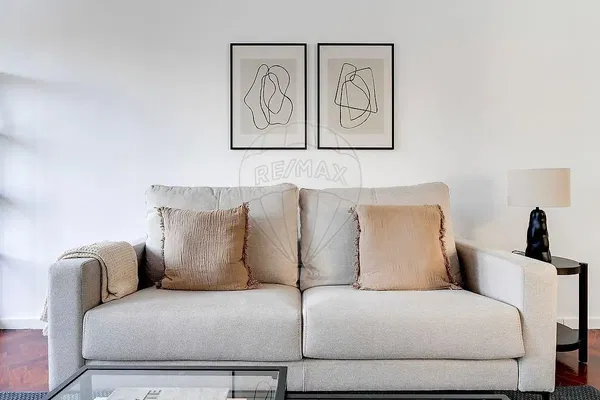 Keuken; keukenapparatuur, houten vloer, natuurlijk licht, moderne stijl