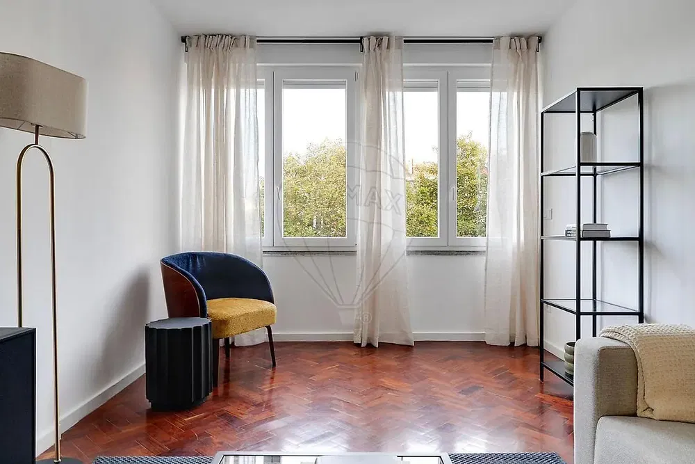 Кухиња; кухињски апарати, дрвени под, природно светло, модерни стил