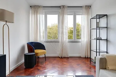 Кухиња; кухињски апарати, дрвени под, природно светло, модерни стил