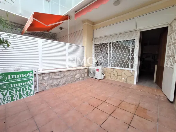 Κουζίνα; συσκευές κουζίνας, ξύλινο πάτωμα, φυσικό φως, μοντέρνο στυλ