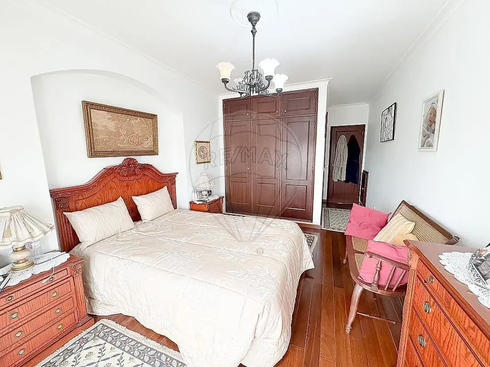 Cucina; elettrodomestici, pavimento in legno, luce naturale, stile moderno