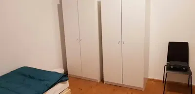 Kuchnia; sprzęt kuchenny, podłoga drewniana, światło dzienne, styl nowoczesny