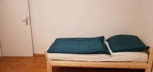 Κουζίνα; συσκευές κουζίνας, ξύλινο πάτωμα, φυσικό φως, μοντέρνο στυλ