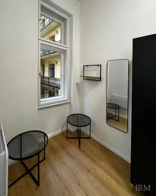 Кухиња; кухињски апарати, дрвени под, природно светло, модерни стил