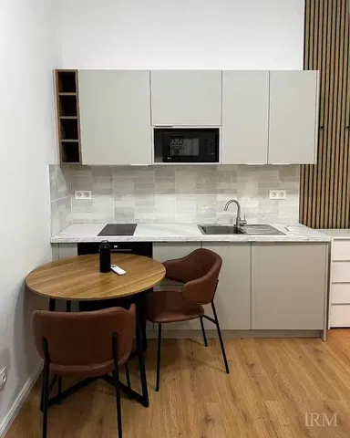 Kuhinja; kućanski aparati, drveni pod, prirodna svjetlost, moderan stil