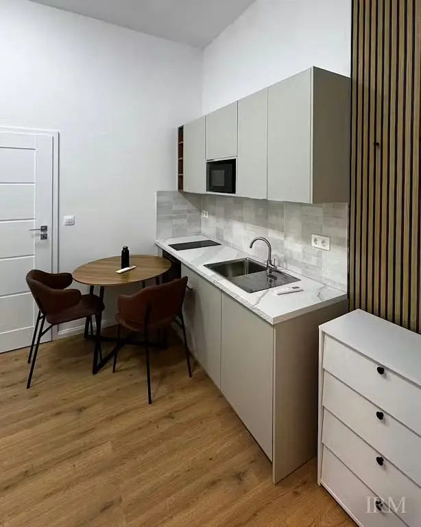 Дневна соба; дрвени под, природно светло, модерни стил