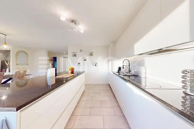 Kuhinja; kuhinjski aparati, drveni pod, prirodno svjetlo, moderni stil