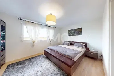 Kuhinja; kuhinjski aparati, drveni pod, prirodno svjetlo, moderni stil