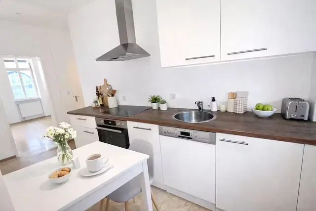 Κουζίνα; συσκευές κουζίνας, ξύλινο πάτωμα, φυσικό φως, μοντέρνο στυλ