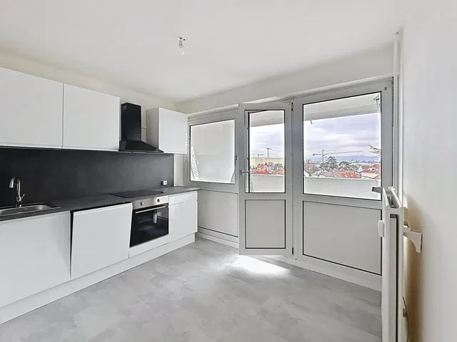 Keuken; keukenapparatuur, houten vloer, natuurlijk licht, moderne stijl