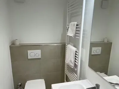 Salon; podłoga drewniana, światło dzienne, styl nowoczesny