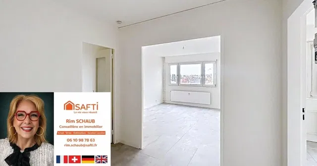 Woonkamer; houten vloer, natuurlijk licht, moderne stijl