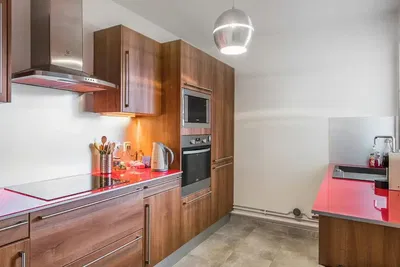 Cuisine; électroménager, parquet, lumière naturelle, style moderne