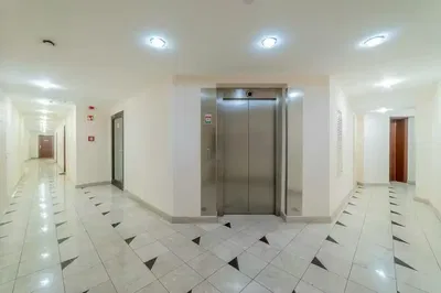 Kuhinja; kućanski aparati, drveni pod, prirodna svjetlost, moderan stil