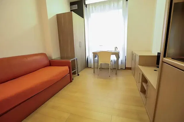 Woonkamer; houten vloer, natuurlijk licht, moderne stijl