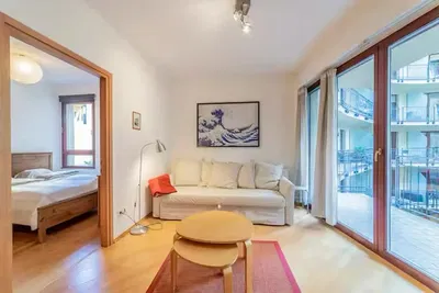 Kuhinja; kućanski aparati, drveni pod, prirodna svjetlost, moderan stil