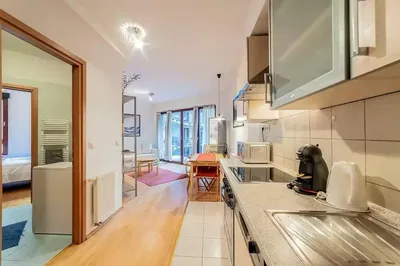 Kuhinja; kućanski aparati, drveni pod, prirodna svjetlost, moderan stil