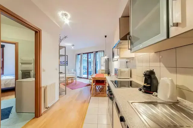 Kuhinja; kućanski aparati, drveni pod, prirodna svjetlost, moderan stil