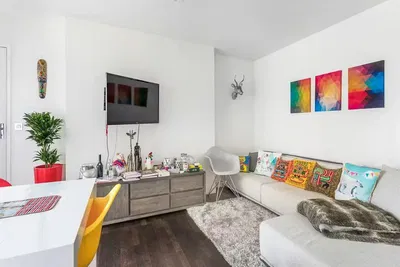 Cuisine; électroménager, parquet, lumière naturelle, style moderne