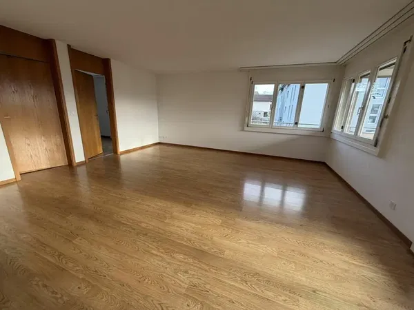 Кухня; кухненски уреди, дървен под, естествена светлина, модерен стил