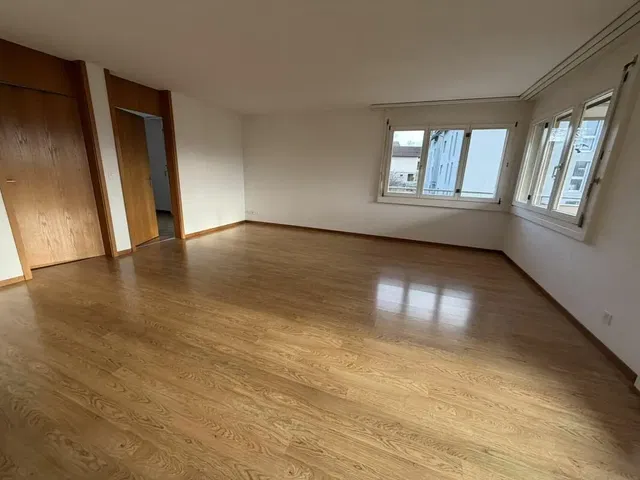 Κουζίνα; συσκευές κουζίνας, ξύλινο πάτωμα, φυσικό φως, μοντέρνο στυλ