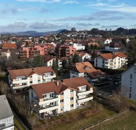 Кухня; кухненски уреди, дървен под, естествена светлина, модерен стил