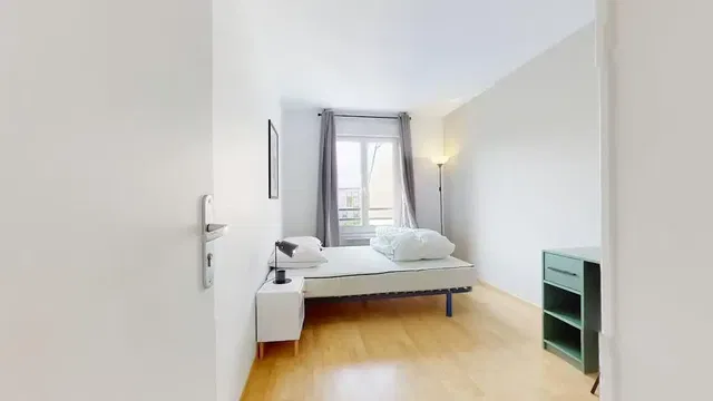 Cocina; electrodomésticos, suelo de madera, luz natural, estilo moderno