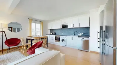 Cuisine; électroménager, carrelage, lumière naturelle, style moderne