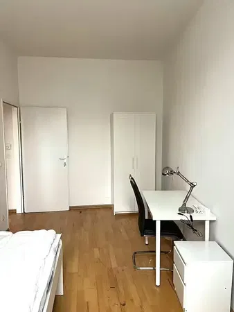 Κουζίνα; συσκευές κουζίνας, ξύλινο πάτωμα, φυσικό φως, μοντέρνο στυλ