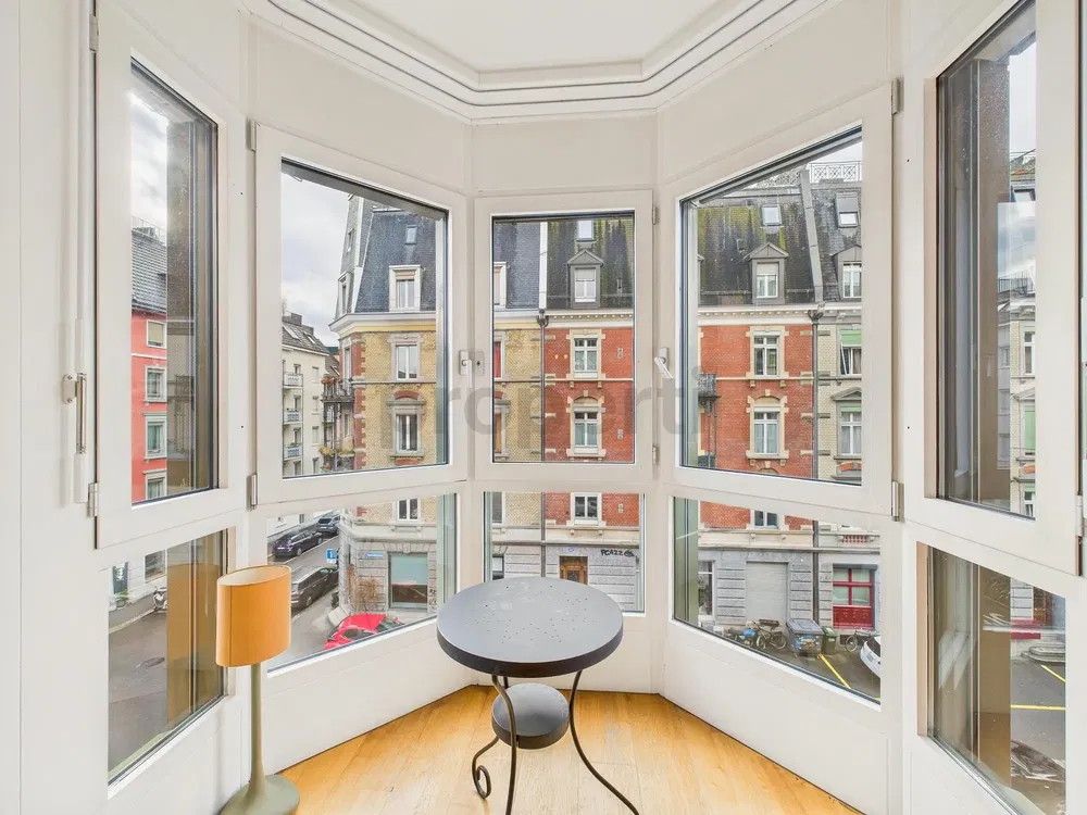 Kuhinja; kuhinjski aparati, drveni pod, prirodno svjetlo, moderni stil