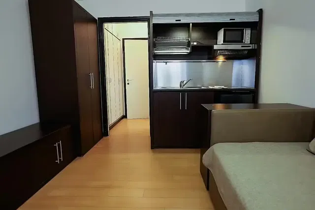 Cucina; elettrodomestici, pavimento in legno, luce naturale, stile moderno