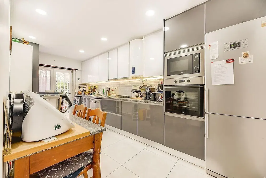 Кухиња; кухињски апарати, дрвени под, природно светло, модерни стил