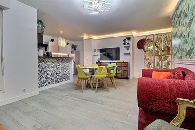Living room; wood floor, natural light, modern style