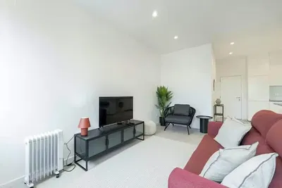 Küche; küchengeräte, holzboden, tageslicht, moderner stil