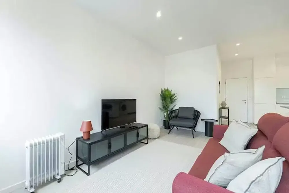 Cuisine; électroménager, parquet, lumière naturelle, style moderne