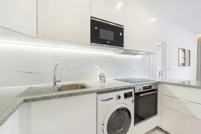 Küche; küchengeräte, holzboden, tageslicht, moderner stil