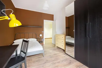 Kuchyně; kuchyňské spotřebiče, dřevěná podlaha, přirozené světlo, moderní styl