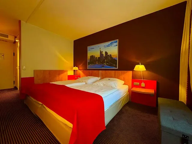 Kuchnia; sprzęt kuchenny, podłoga drewniana, światło dzienne, styl nowoczesny