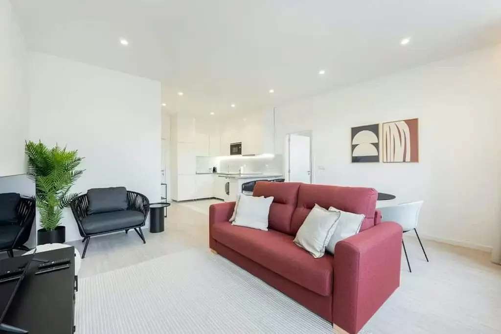 Küche; küchengeräte, holzboden, tageslicht, moderner stil