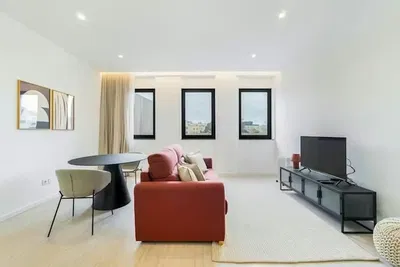 Kuchyně; kuchyňské spotřebiče, dřevěná podlaha, přirozené světlo, moderní styl