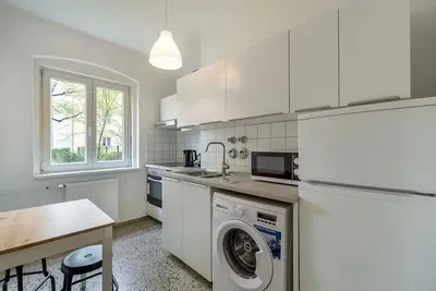 Kuchnia; sprzęt kuchenny, podłoga drewniana, światło dzienne, styl nowoczesny